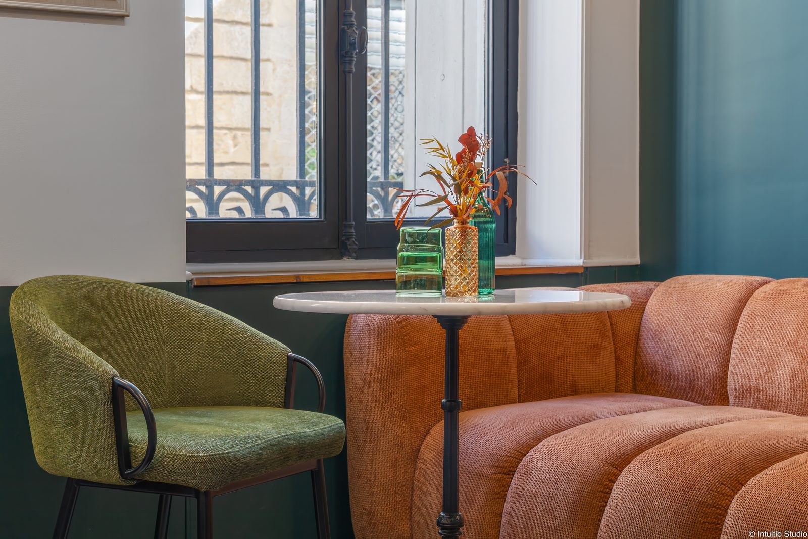 Fauteuil vert olive et banquette terracotta du salon de thé Lalère